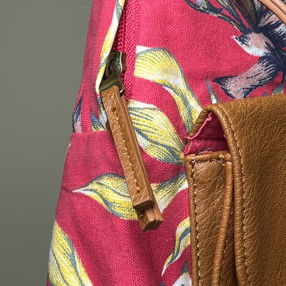 Roxy Stop & Share Red Isle Floral Backpack Bag - Picture 4 of 9